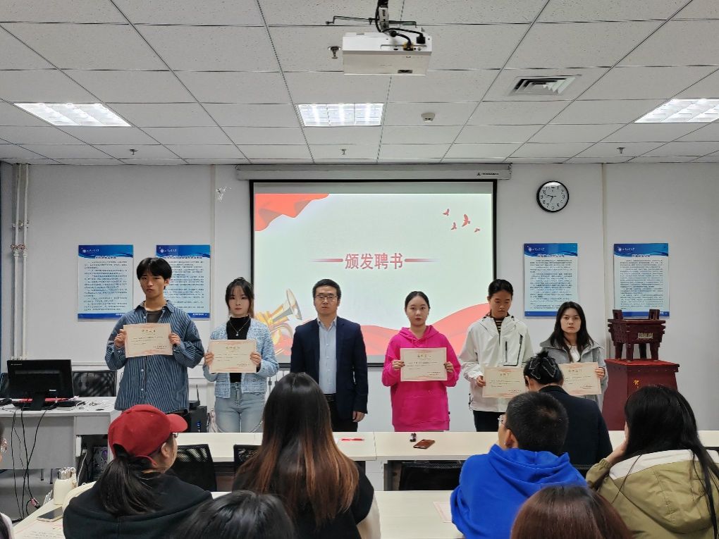 说明: D:\钉钉存储\2024.10.29AC米兰中文官方网站学风联络员聘书颁发大会照片\微信图片_20241029221630.jpg